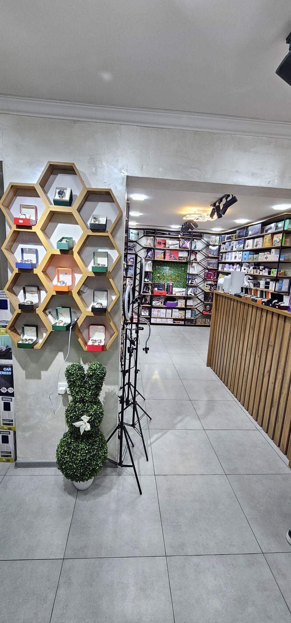 Tayyor biznes sotilad yurib turgan Aksesuar magazin ichidegi tovar b/n