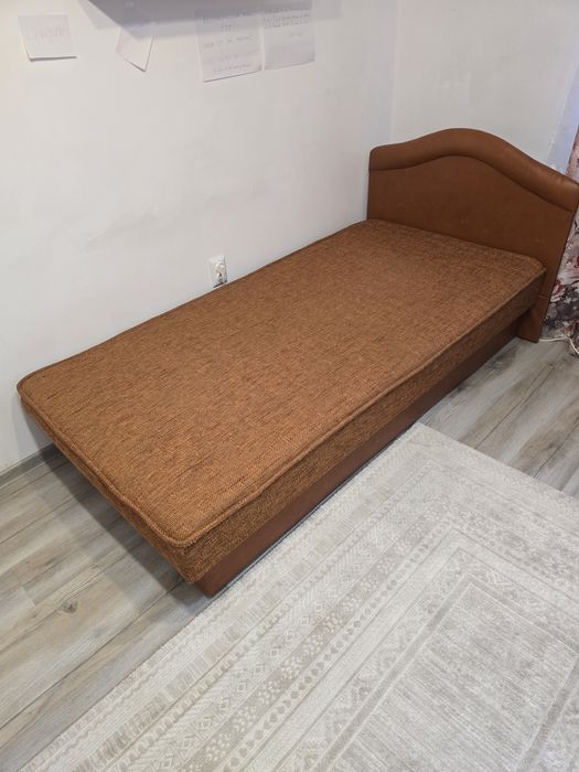 Vând pat de o persoană tapițat