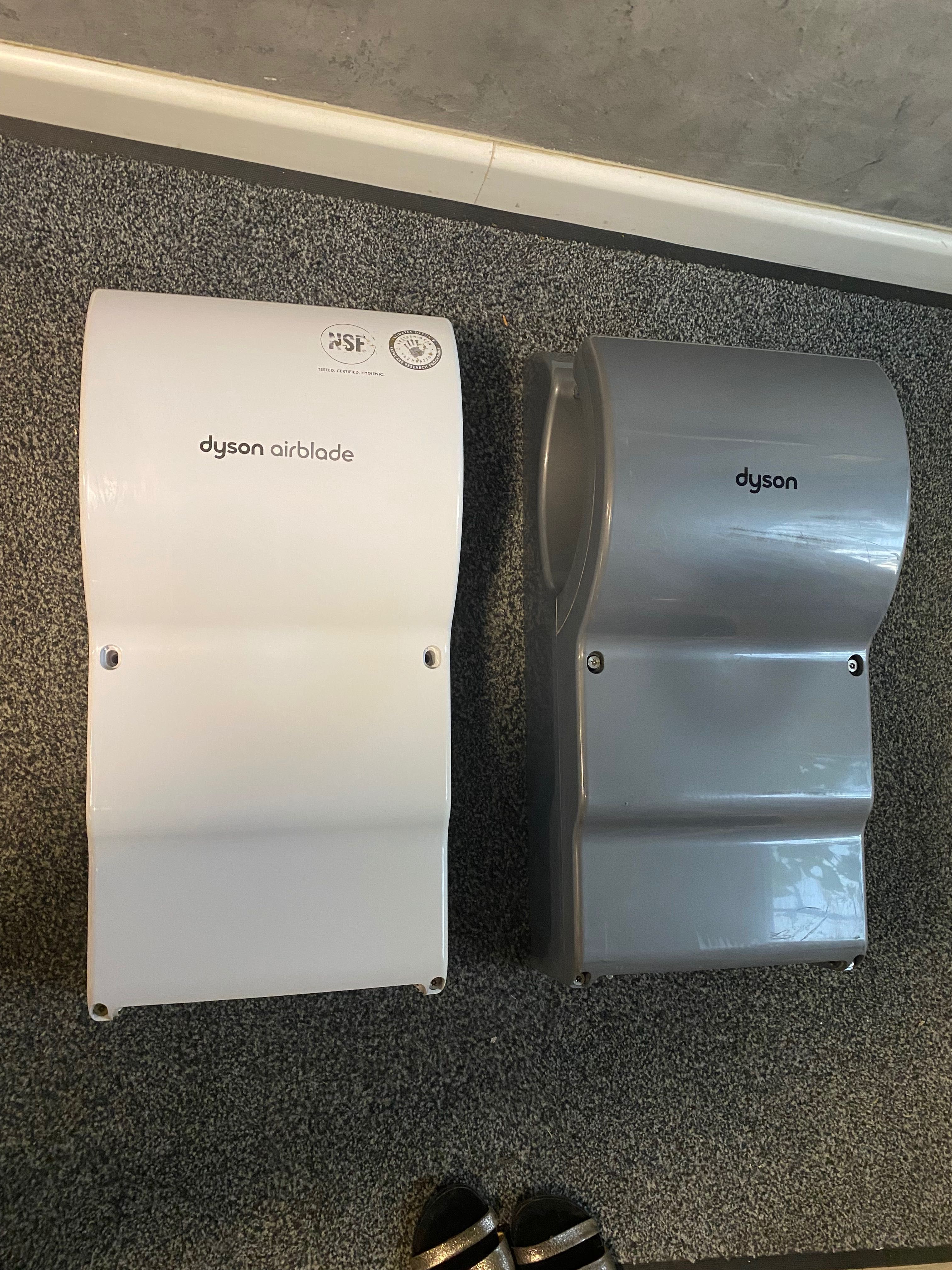 Uscator de maini Dyson Airblade Argintiu si alb