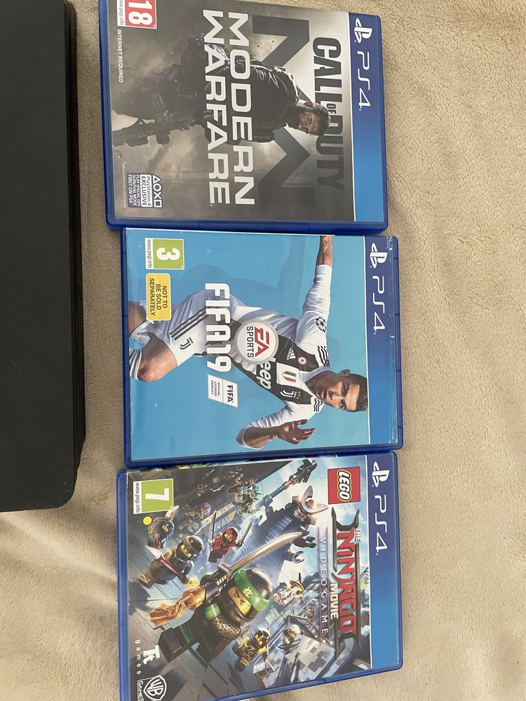 PlayStation 4 cu 2 manete și 3 jocuri