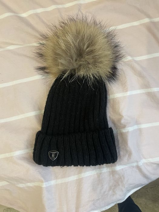 Черна  маркова зимна шапка с  естестнен пух
