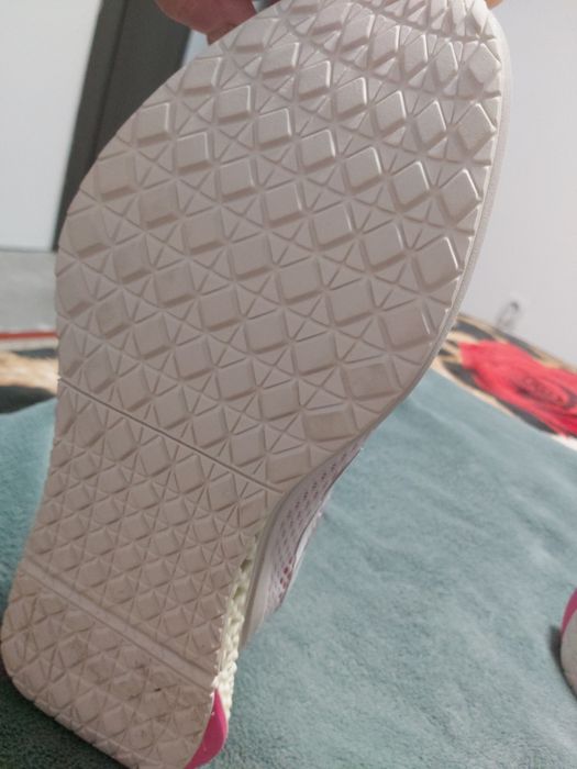 Vând adidași noi fără etichetă