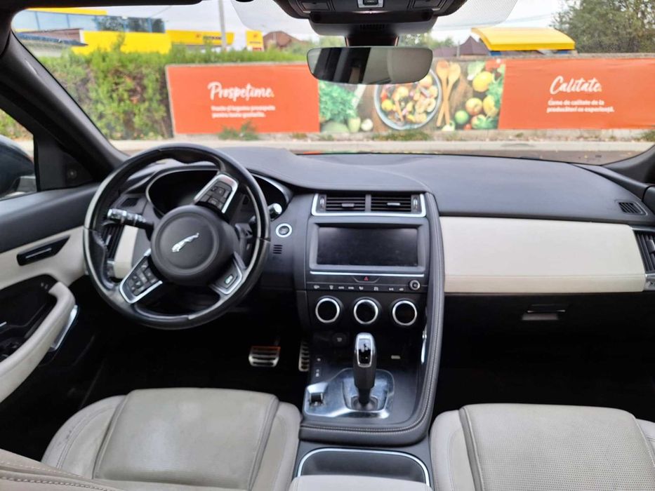 Un superb Jaguar negru E Pace, cu piele alba