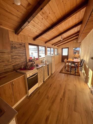 Închiriez cabană la Marisel