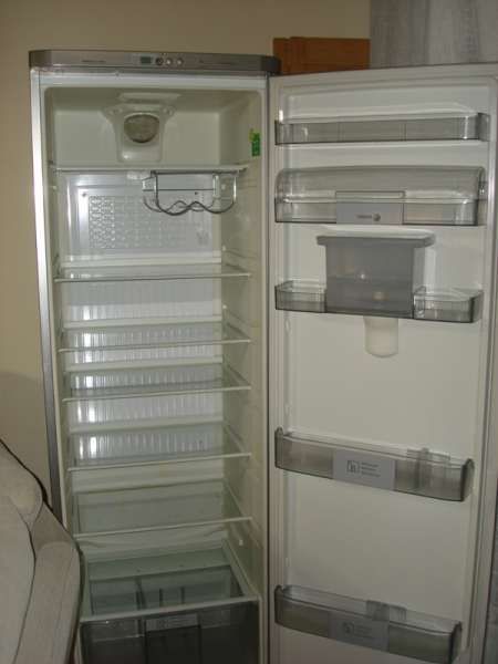 Хладилник Fagor с диспенсър за вода и напитки