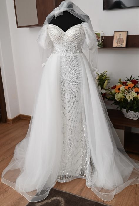 Rochia mea de mireasa , purtata o singura data cu trena detasabila