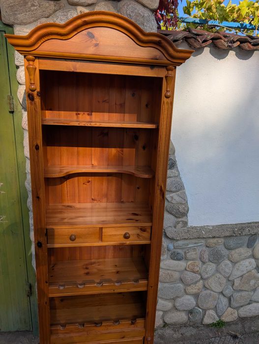 Масивен шкаф за вино и алкохол – стил, функционалност и характер!