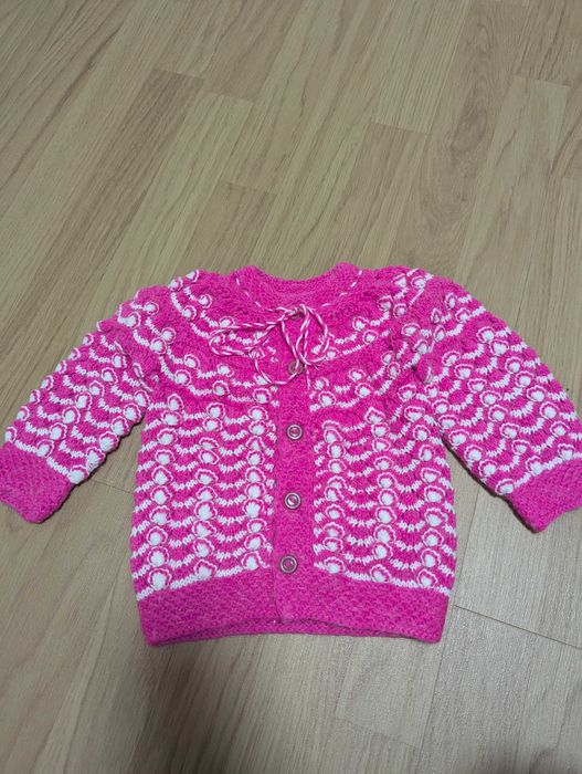 Ръчно плетени бебешки жилетки, шапки, елечета.