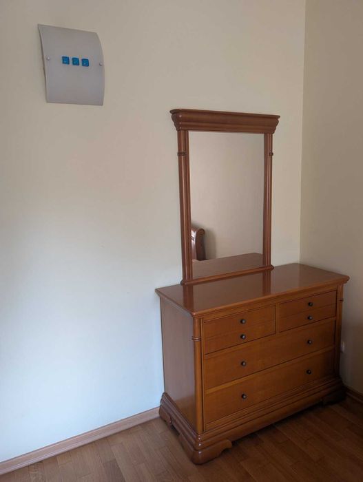 Тоалетка с огледало