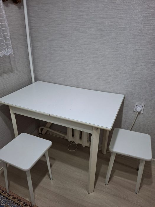 Стол и 2 стула кухонные