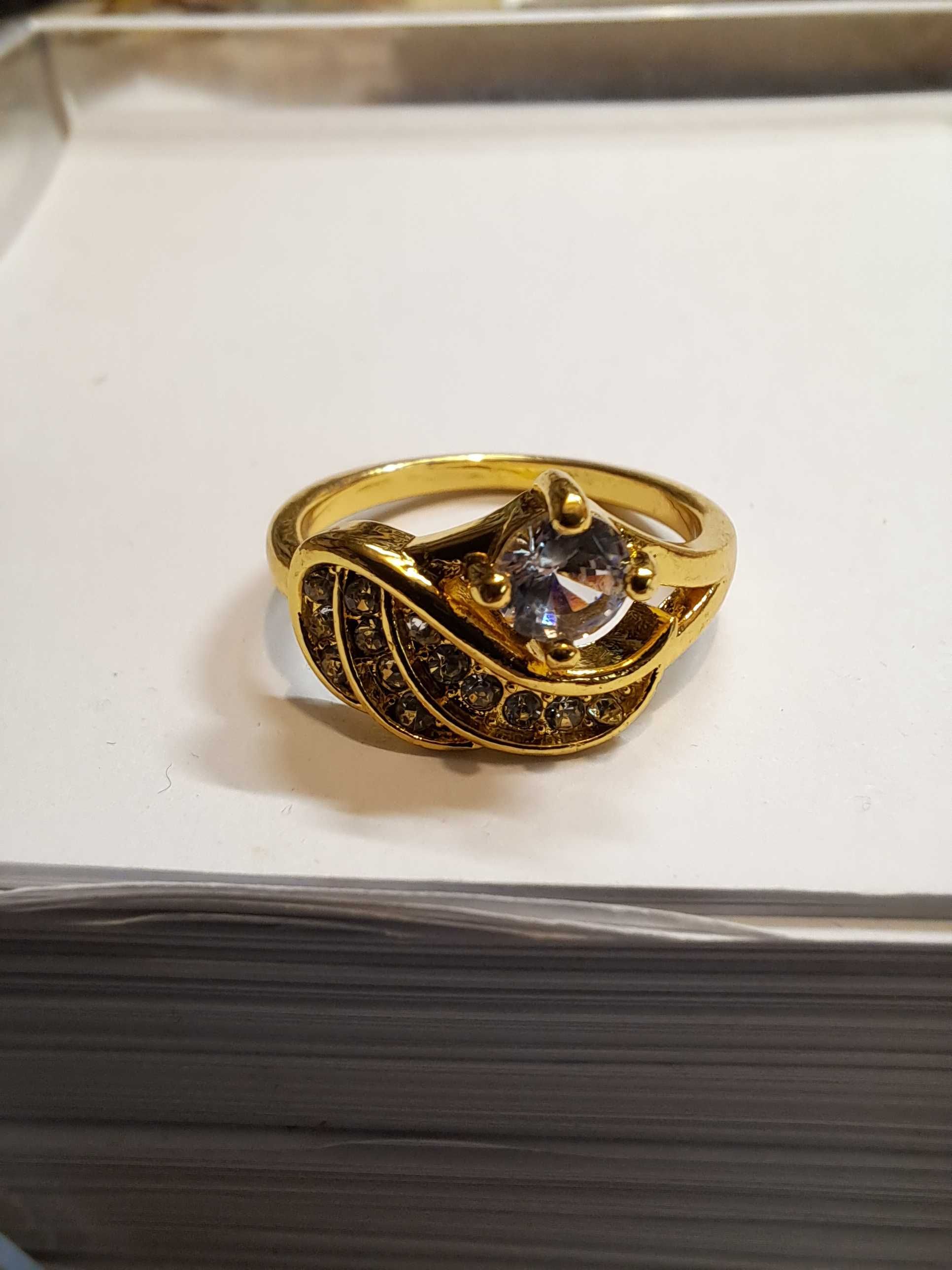 Стилен позлатен дамски пръстен с ангелско крило и камъчета цирконий