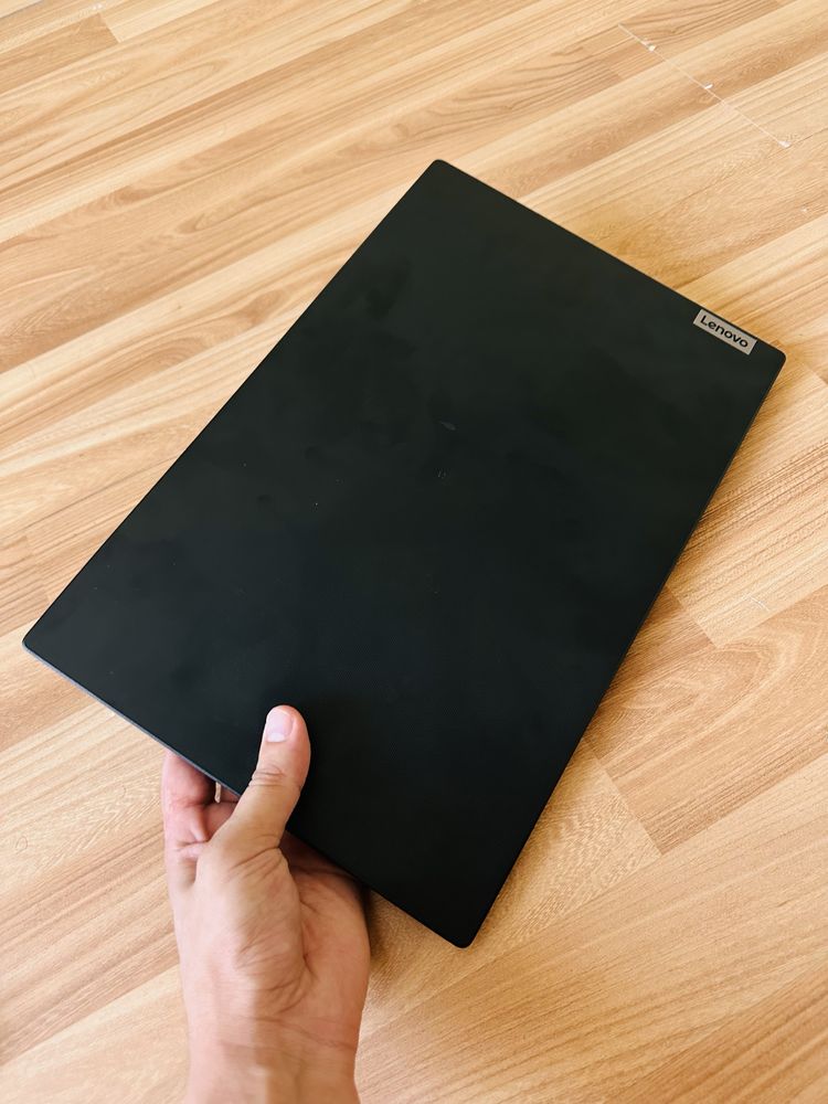 Lenovo noutbuk 4500 kam ishlagan yangi turibdi