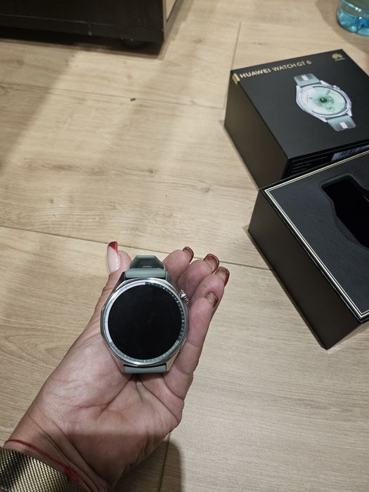 Часовник huawei.