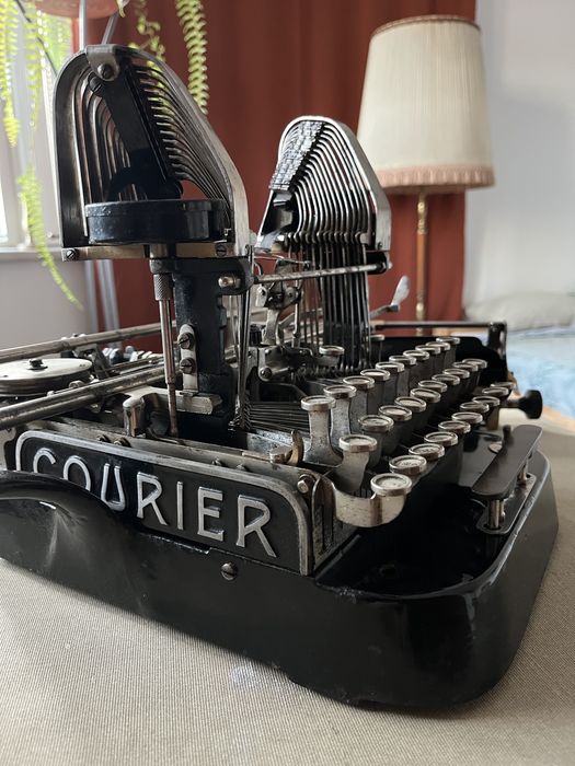 masina de scris veche Courier