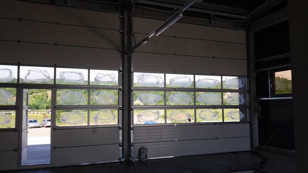 Usi de garaj cu panouri vitrate