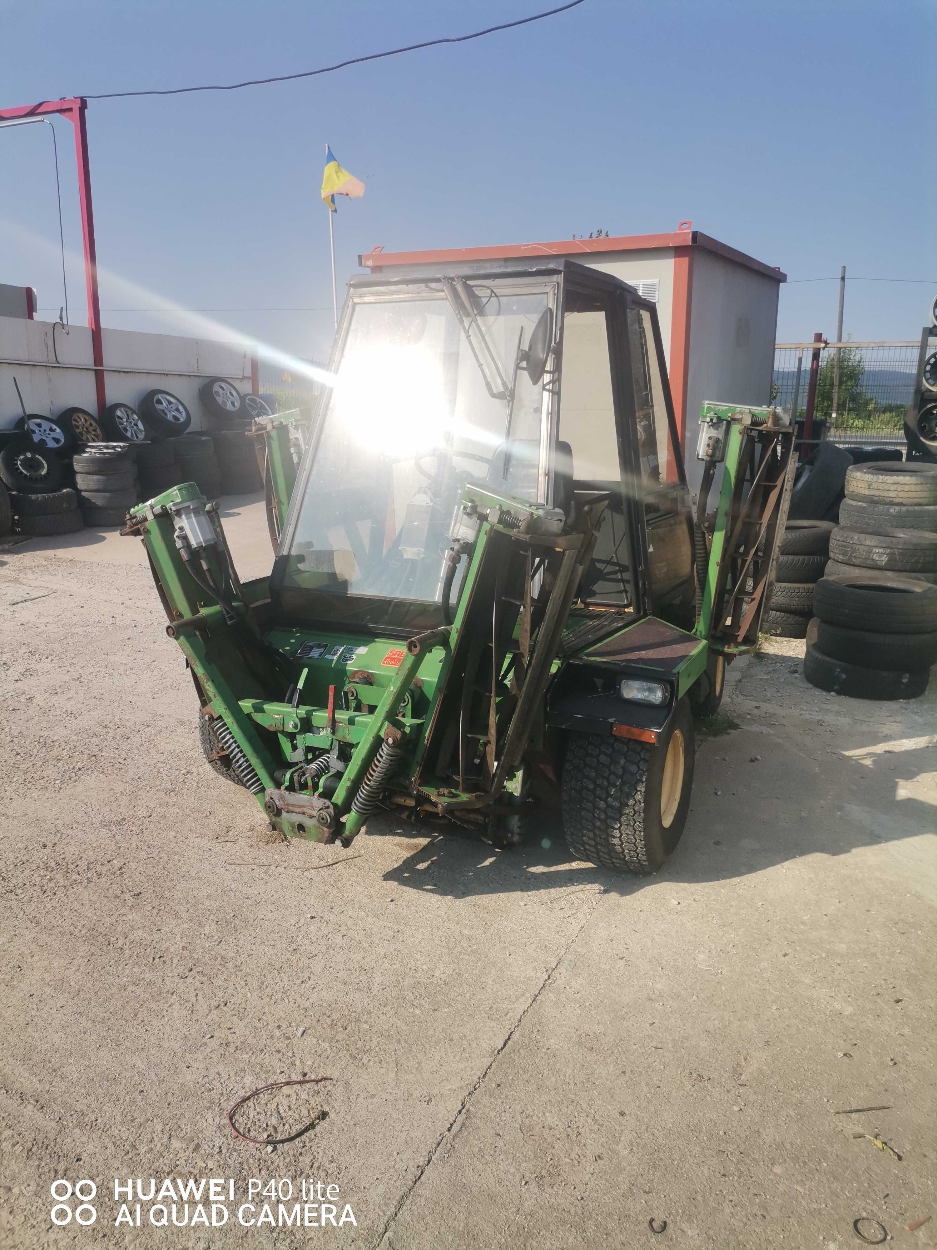 Tractor tuns gazonul John Deere Sabo diesel
