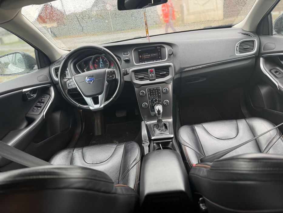 Vând Volvo v40 2014 motor 1.6d cutie automată în stare perfectă