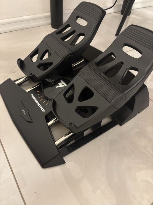Vând simulator de joc Saitek Pro Flight Yoke si pedale ThrustMaster