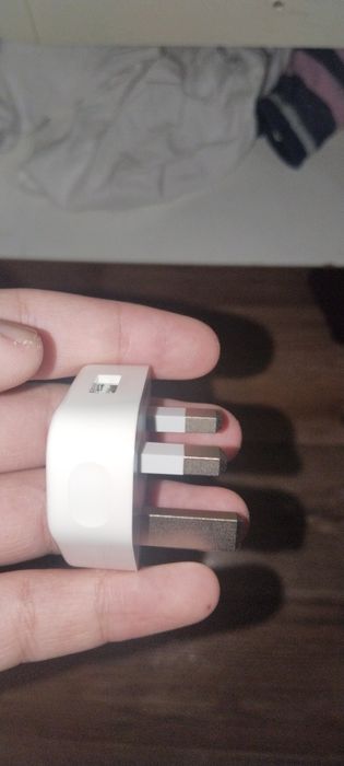 Оригинальный адаптер Apple для iPhone (британская вилка)