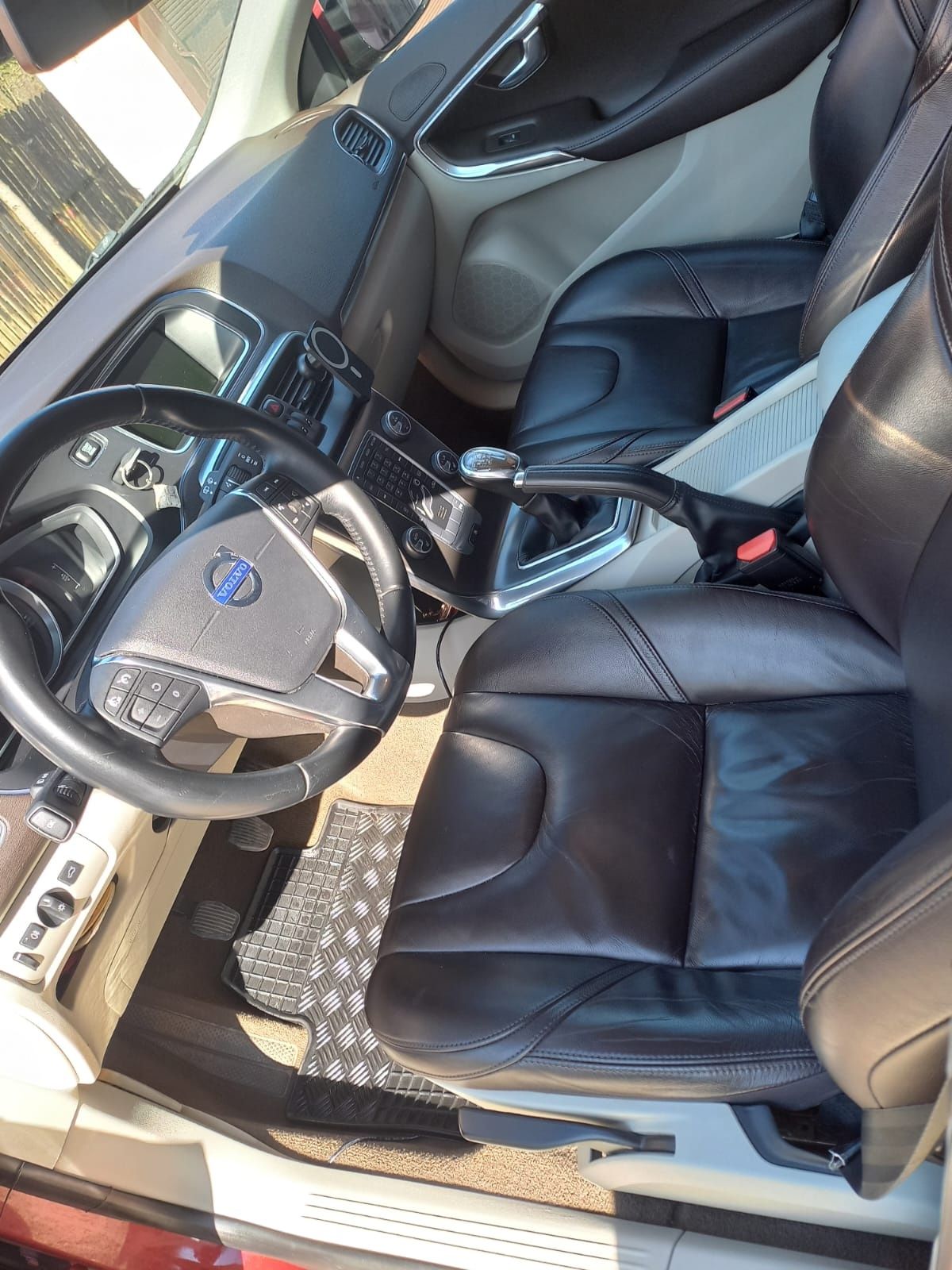 Vând Volvo v40 ,1.6d