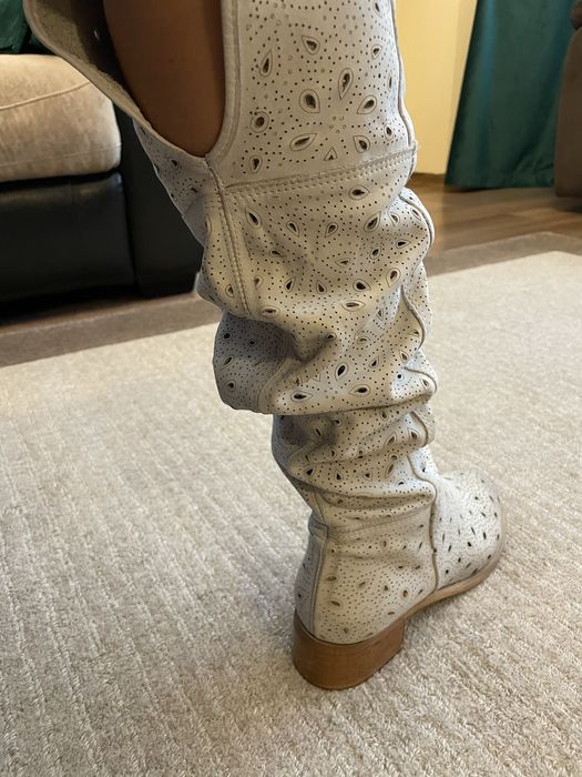 Cizme de vara din piele perforata.