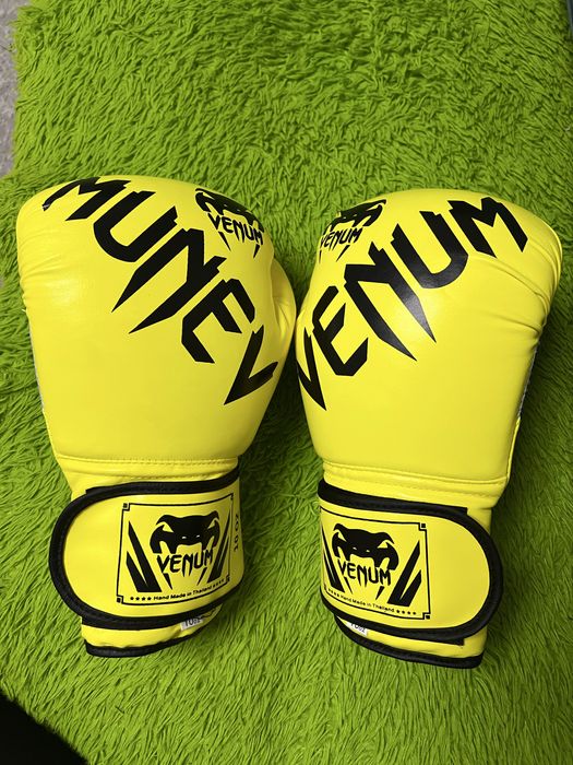 Продам боксерские перчатки Venum