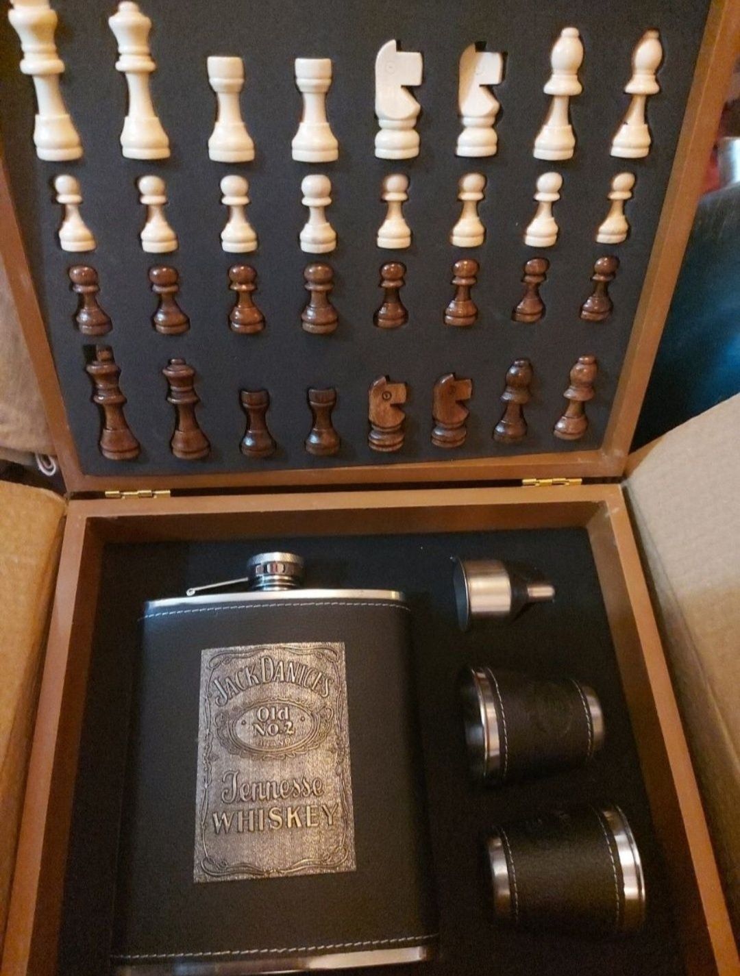 Подарочный набор шахмат + фляжка с рюмками и лейка. Фляга Jack Daniels