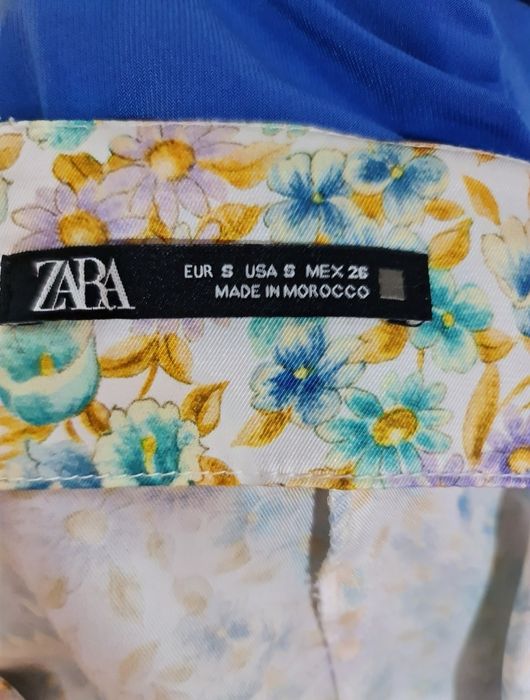 Fusta midi Zara inflorata
10. Fusta midi Zara înflorată cu șliț pe pic