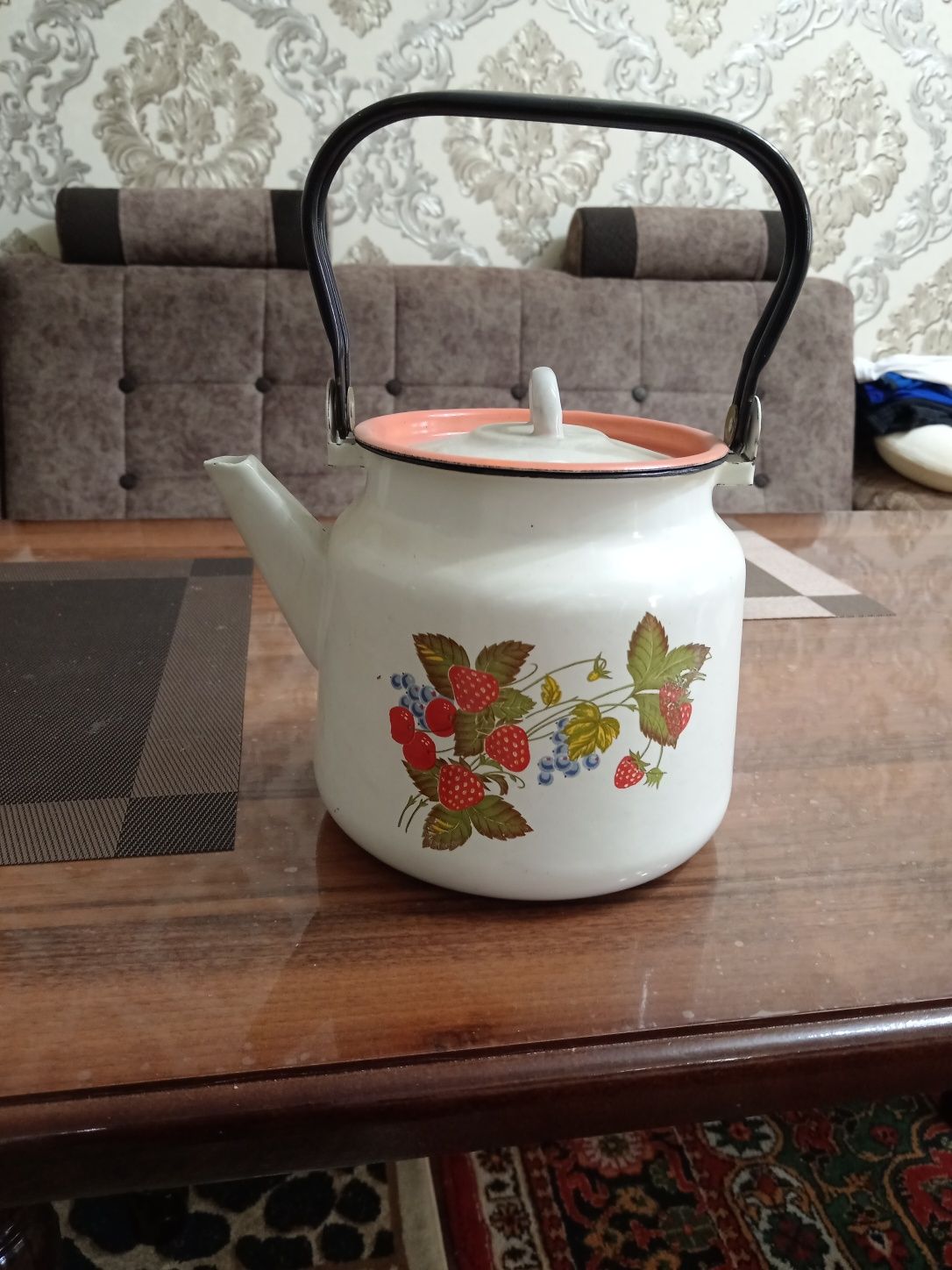 Продам чайник эмалированный