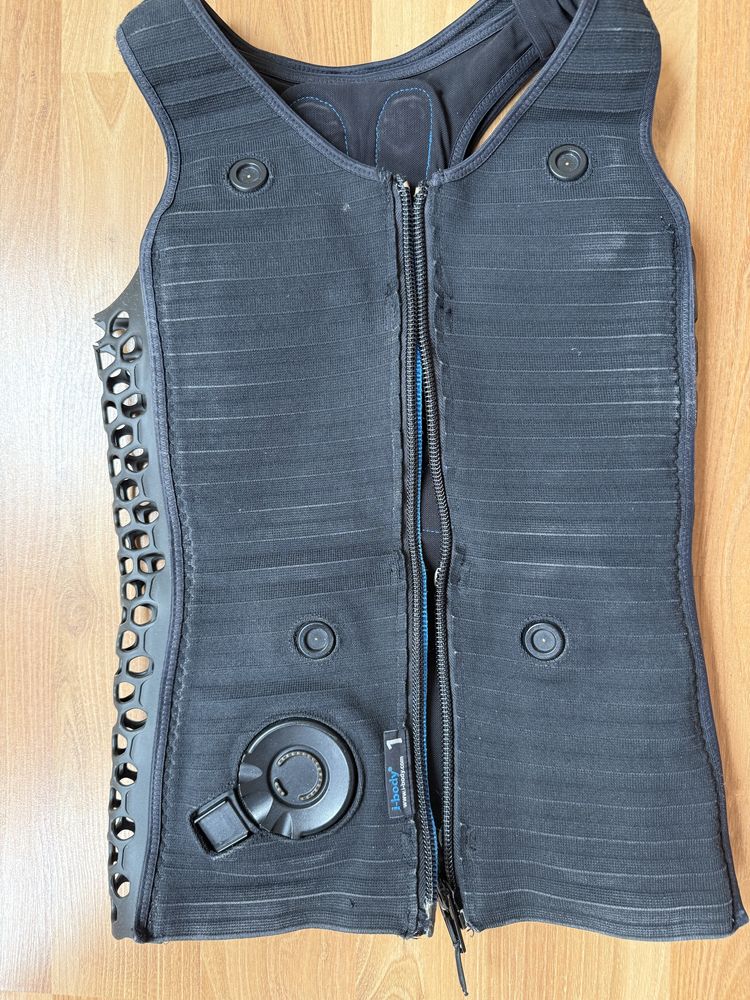 Vand vesta Miha Bodytec 2 model nou super ieftina