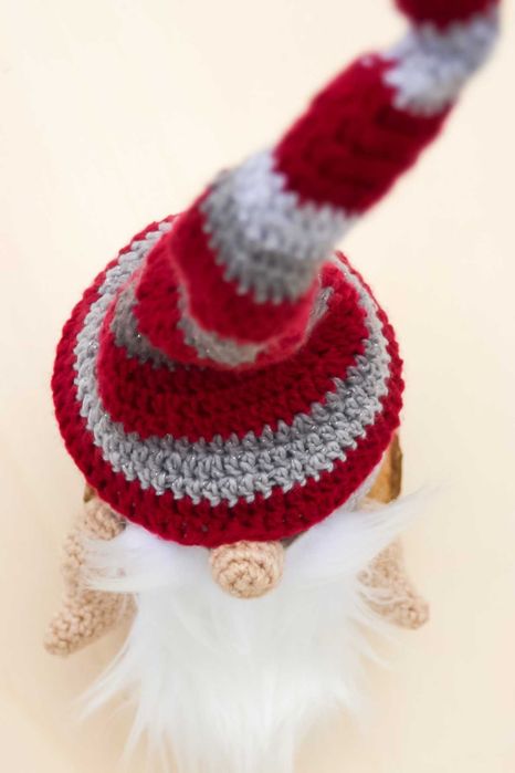 Figurina crosetata gnom de Craciun. Opritor de usa. Cadou handmade