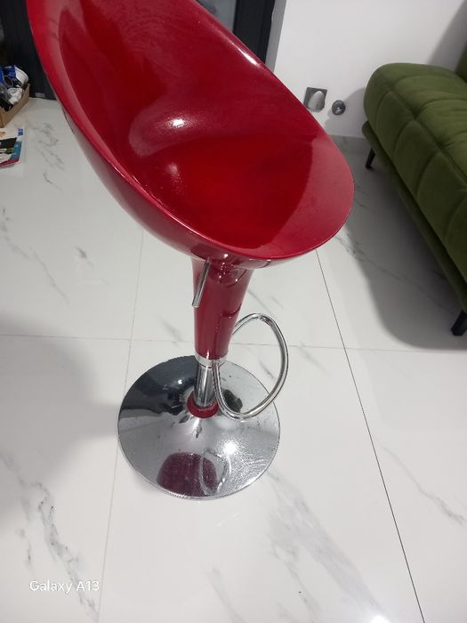 Vând 4 scaune 70 lei bucata reglabile tip bar sau prntru insula