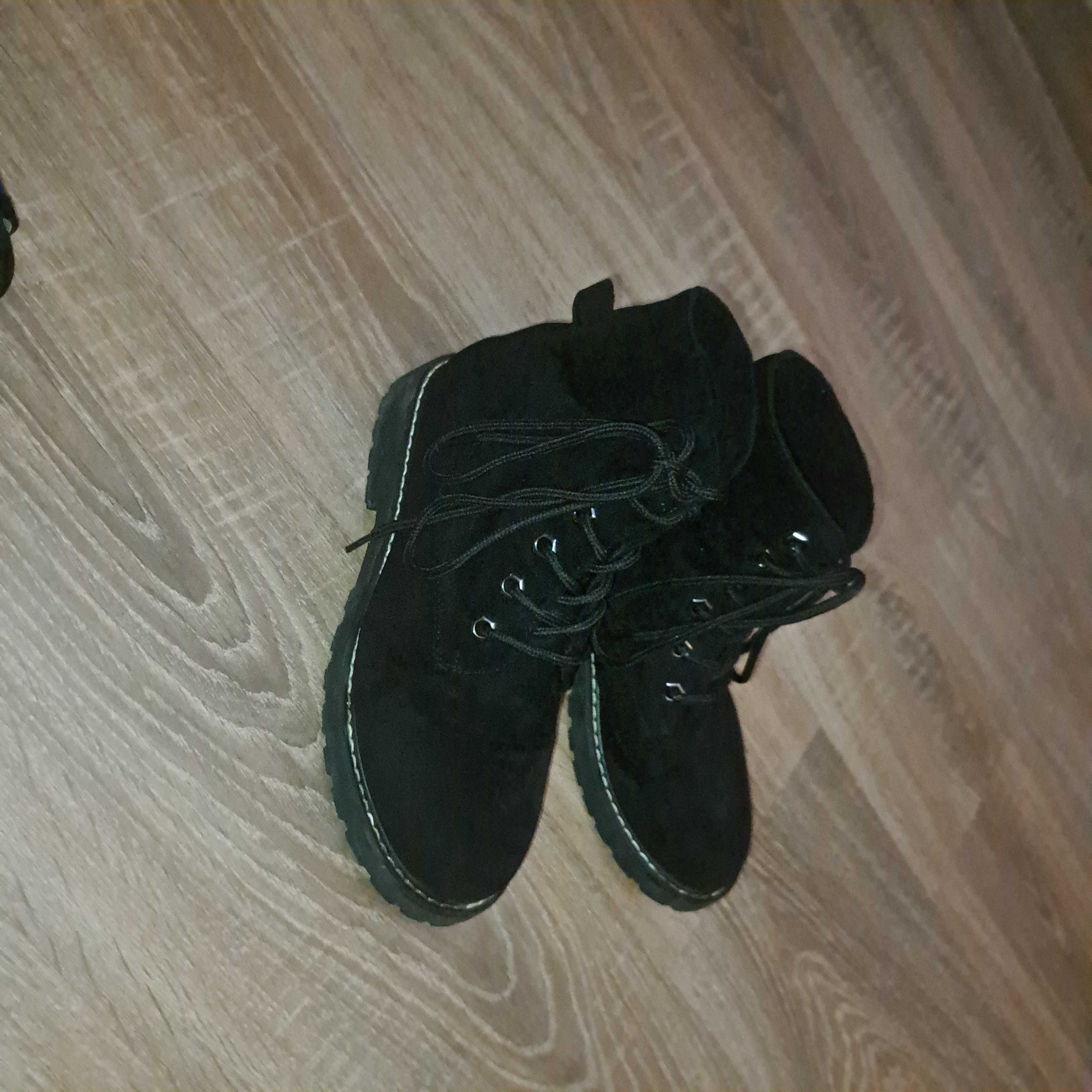 Замшевая чёрная обувь