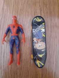 Скейтборд маленький и фигура человека паука