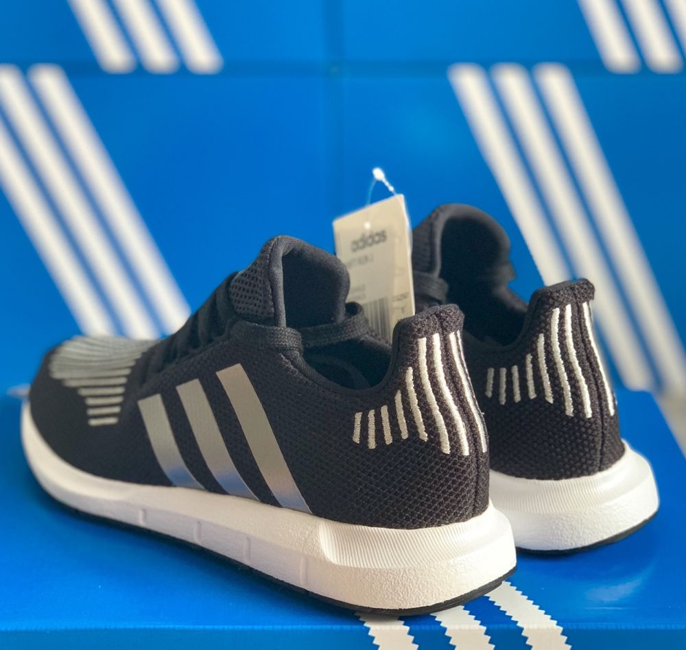 38 Adidasi Dama Adidas Swift Run, Noi, Originali