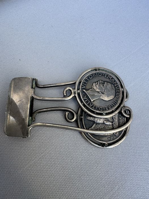 Clama de bani din argint