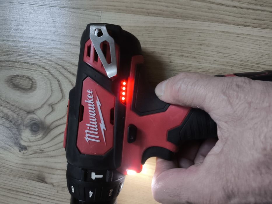 Винтоверт Milwaukee m12 bpd и батерия Milwaukee m12b2