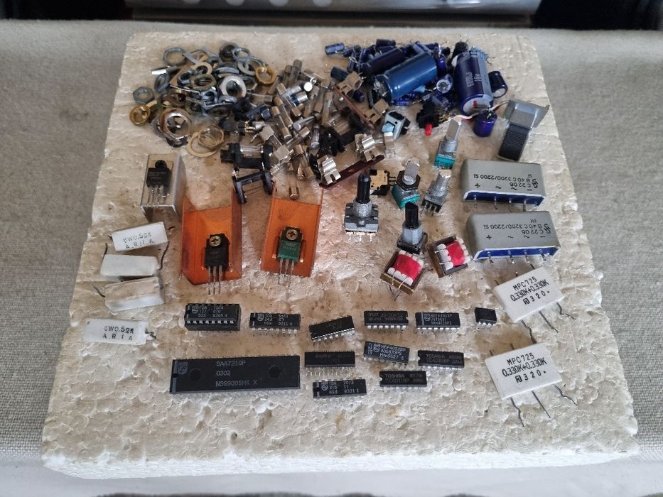 Pachet dif piese, componente aparatura vintage, etc. Perfecta stare.