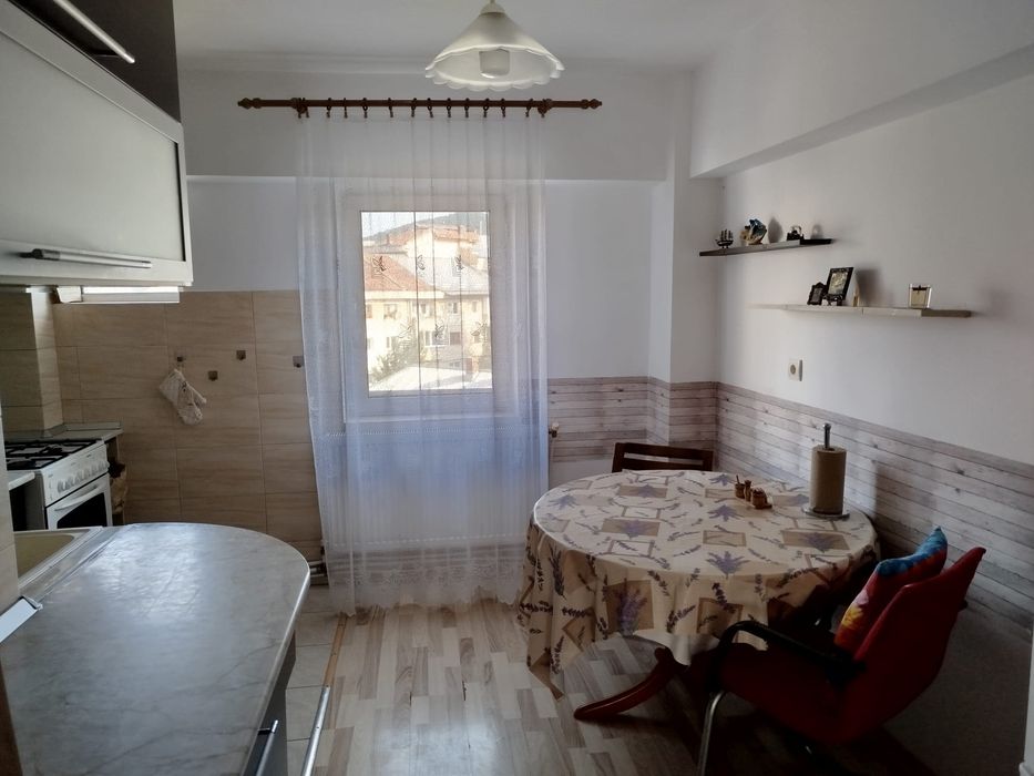 Închiriez apartament 3 camere în Târgu Neamț