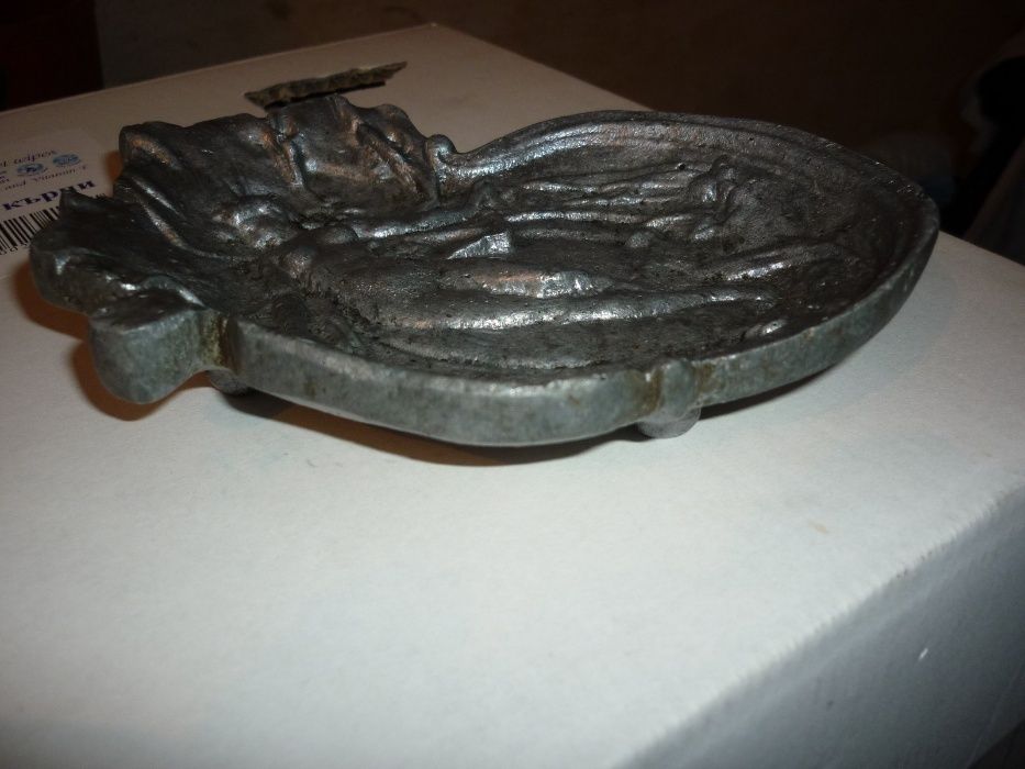 Лят алуминиев пепелник с девойка