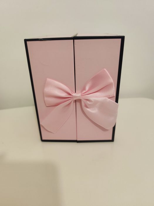 Cutie cu flori cadou 50 lei