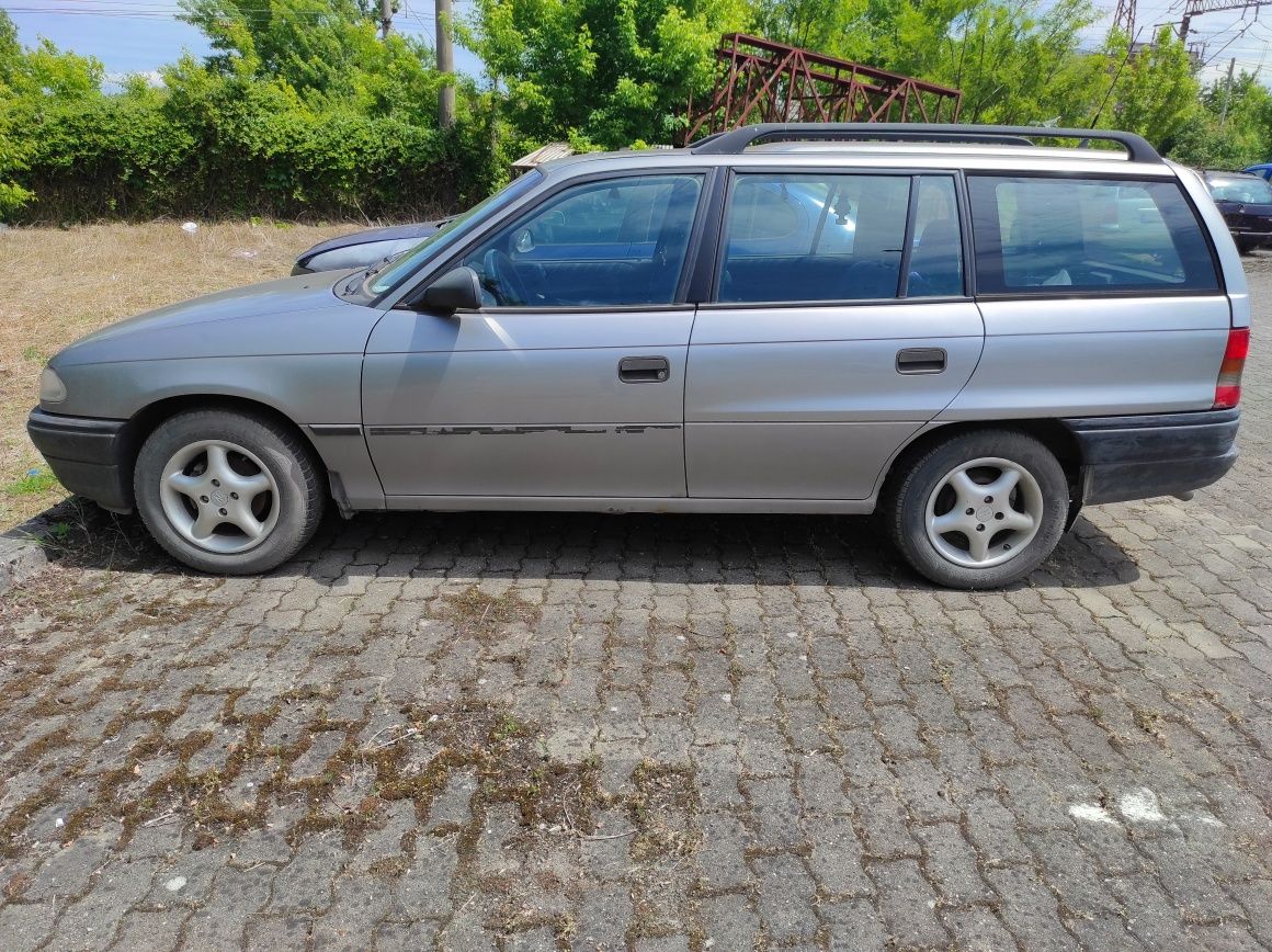 Opel Astra Caravan 1.6 benzina an 1996
