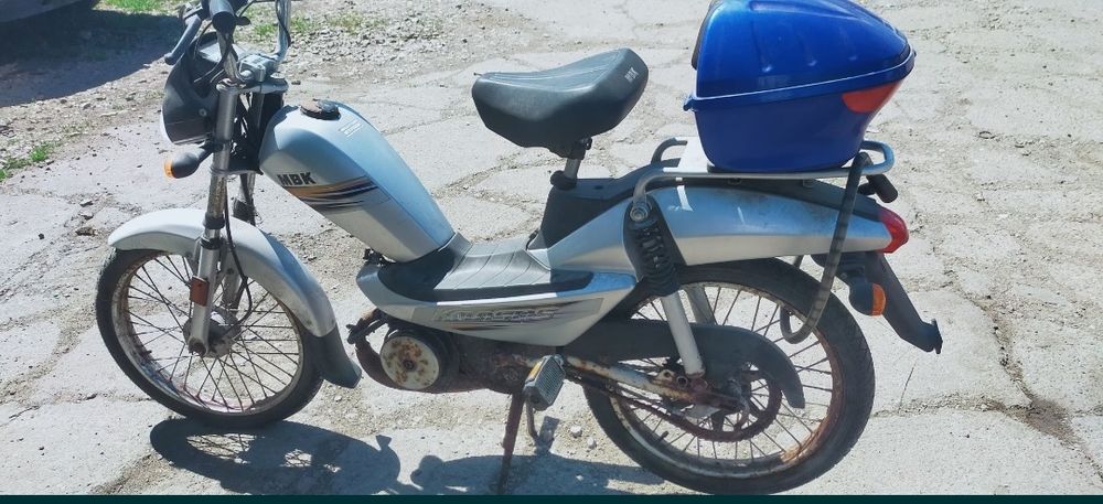 Moped tinut in garaj mbk