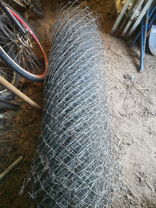 gard de plasă de sârmă și rama de raft metalic