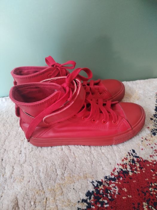 Дамски червени кецове