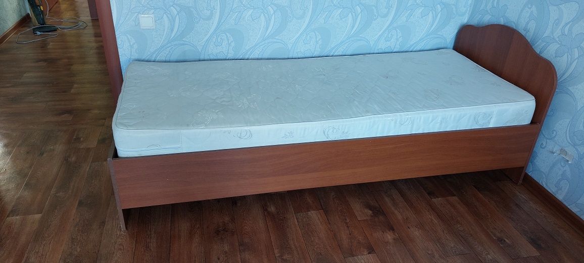 Продам кровать односпальнюю и диван