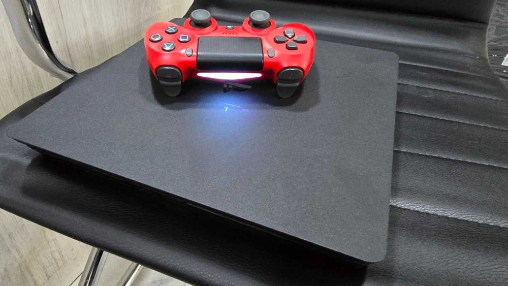 Конзола Sony Playstation 4 Slim, 512 GB + 1бр контролер + 1 игра