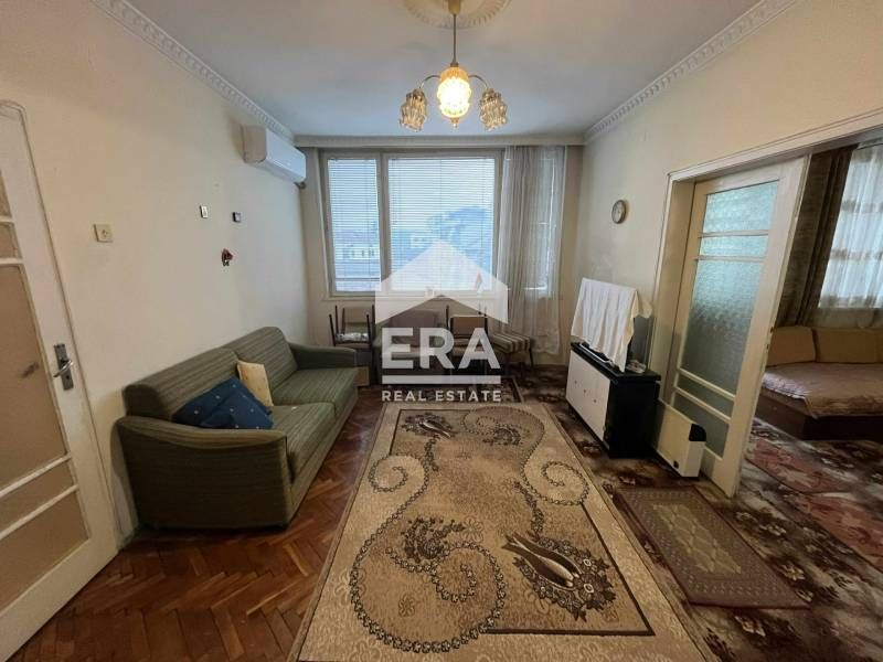 Тристаен, ексклузивен, южен апартамент за продажба, в тухлена сграда п