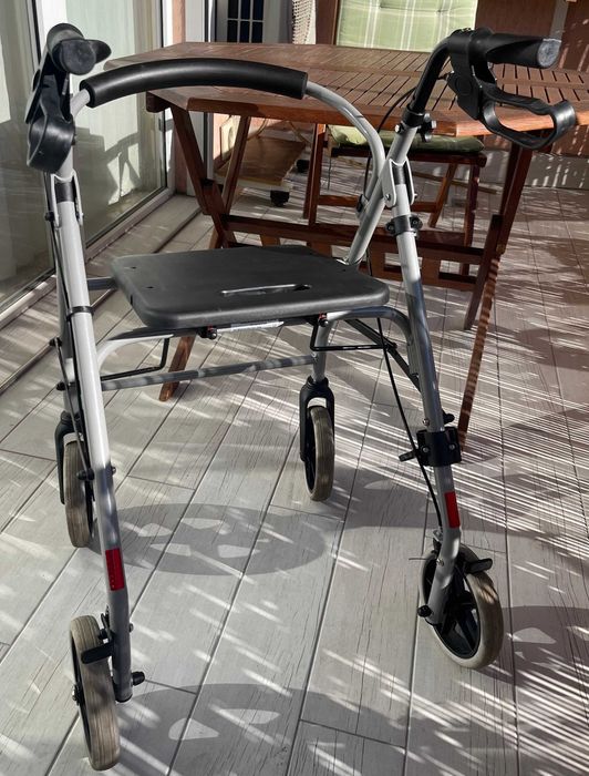 Продавам количка-проходилка възрастни хора,