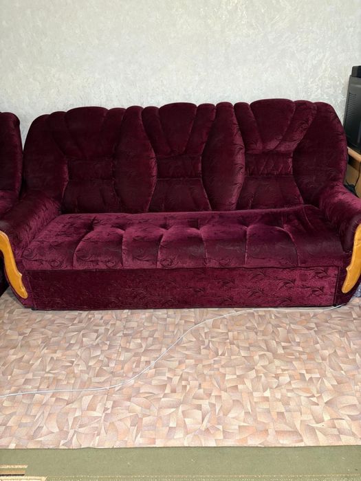 Продам диван бордовый